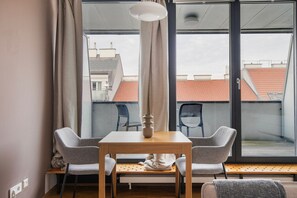 Dining - Blueground | Landstraße, balcony, nr Belvedere (Vienna)