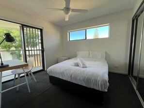 Tabla de planchar con plancha, wifi, ropa de cama