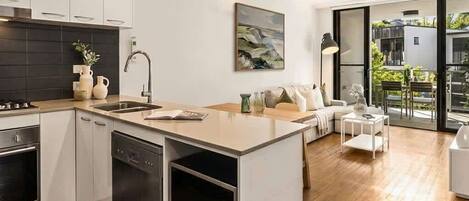 Kühlschrank, Mikrowelle, Ofen, Herdplatte