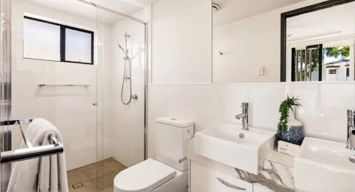 Dusj, hårføner, håndklær og sjampo