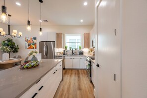 Fridge, microwave, oven, stovetop - Downtown • NRG • Texas Medical Center Modern Retreat: 3 En-Suites • Pet Friendly (Houston)