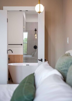 Hair dryer, towels, soap, shampoo - Downtown • NRG • Texas Medical Center Modern Retreat: 3 En-Suites • Pet Friendly (Houston)