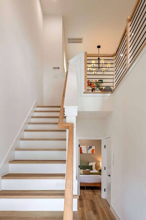 Interior - Downtown • NRG • Texas Medical Center Modern Retreat: 3 En-Suites • Pet Friendly (Houston)