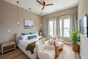 3 bedrooms, iron/ironing board, free WiFi, bed sheets - Downtown • NRG • Texas Medical Center Modern Retreat: 3 En-Suites • Pet Friendly (Houston)