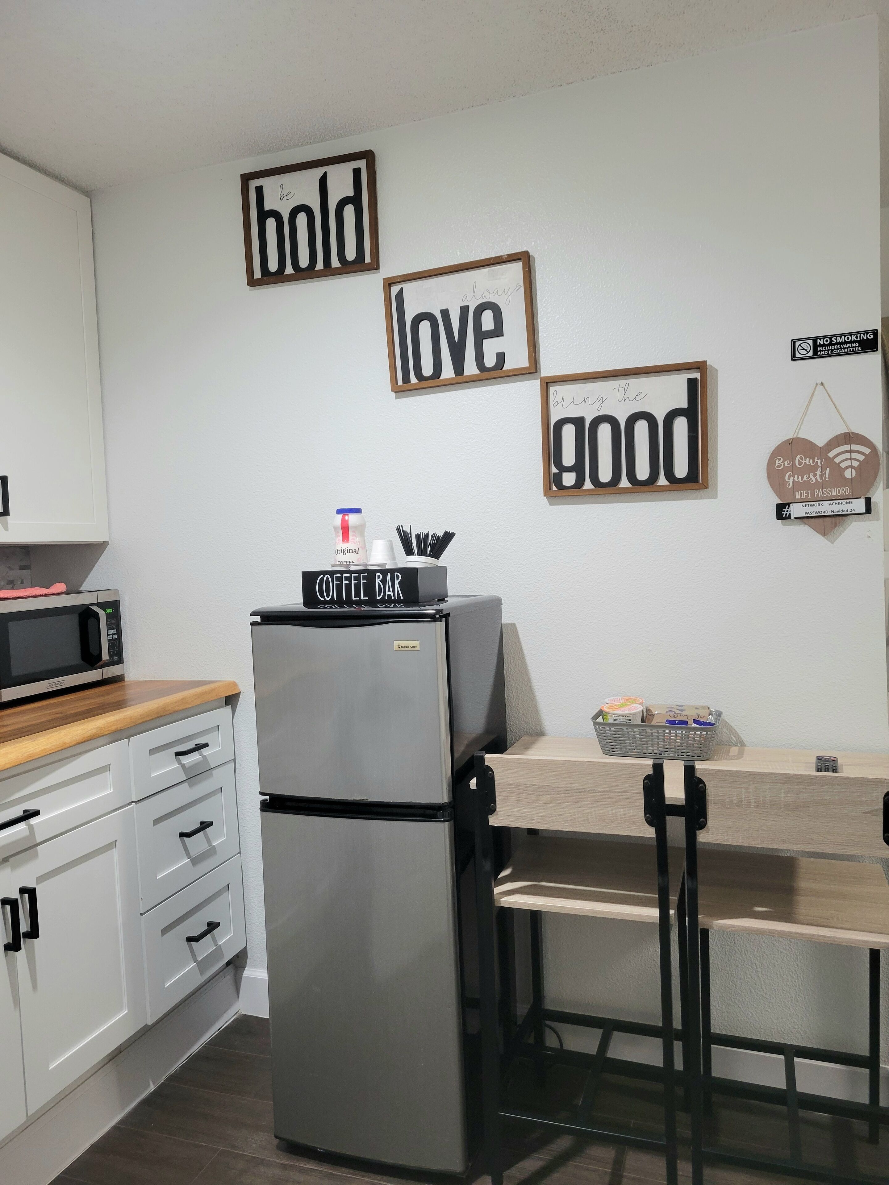 Cafetera o tetera, microondas, placa de cocina y tostadora