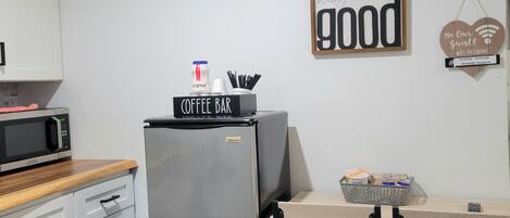 Cafetera o tetera, microondas, placa de cocina y tostadora