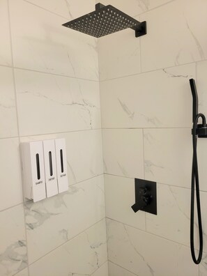 Douche, sèche-cheveux, serviettes fournies, savon