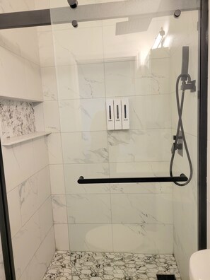 Douche, sèche-cheveux, serviettes fournies, savon