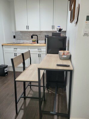 電子レンジ、コンロ、コーヒー / ティーメーカー、トースター