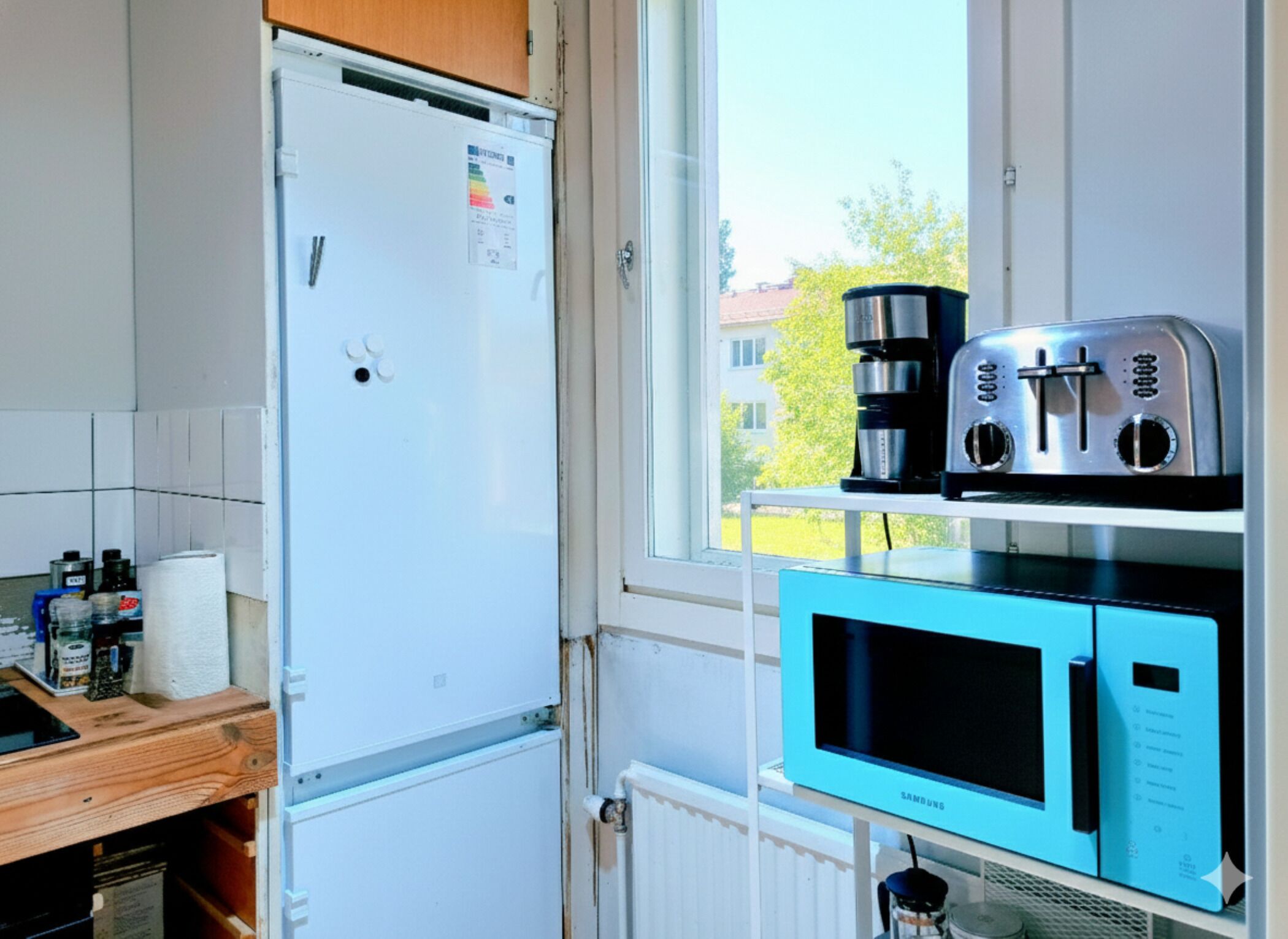 Een microgolfoven, een oven, een kookplaat