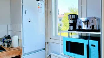 Een microgolfoven, een oven, een kookplaat