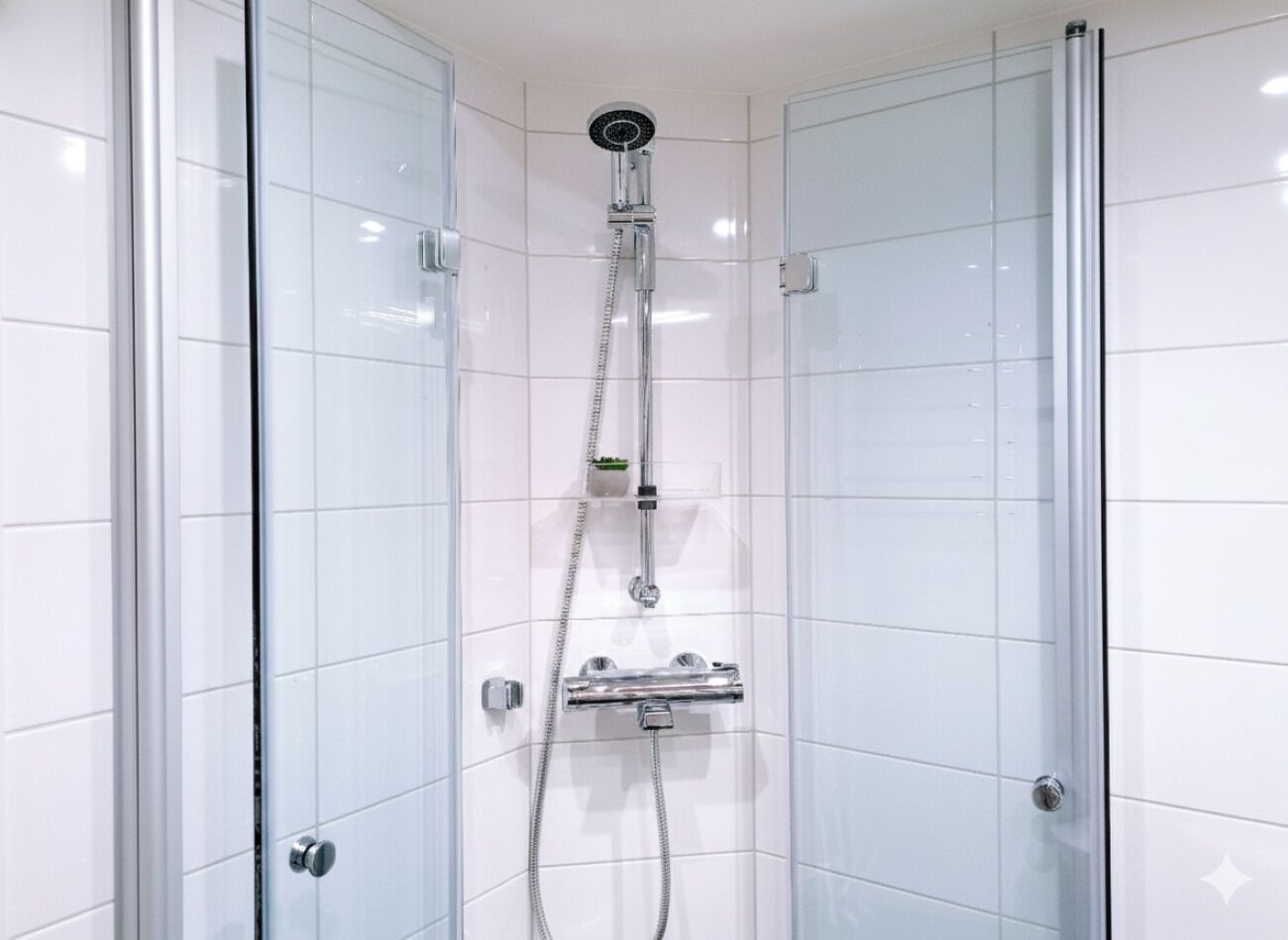 Haartrockner, Handtücher, Seife, Toilettenpapier