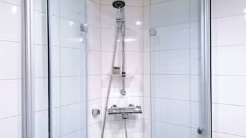 Haartrockner, Handtücher, Seife, Toilettenpapier