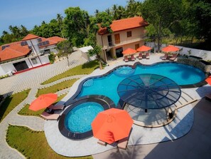 Outdoor pool - Infenta's Villa (Pandatharippu)