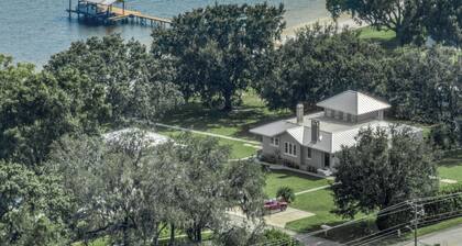 Lakefront 1920s 1-bedroom / 1-bath apartment at Villa Lotela - Apt. # 4