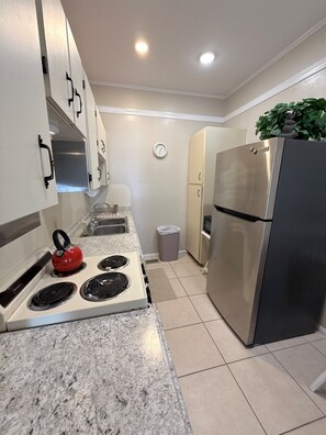 Wasserkocher mit Kaffee-/Teezubehör, Kühlschrank, Mikrowelle, Ofen