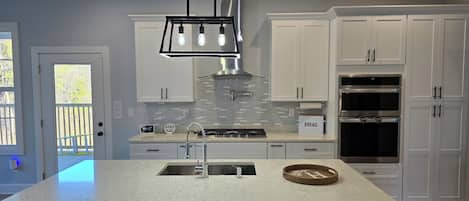 Refrigerador, microondas, horno, placa de cocina