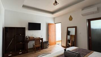 Caja de seguridad en la habitación y escritorio