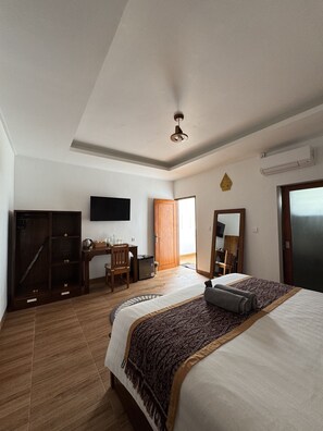 Caja de seguridad en la habitación y escritorio 