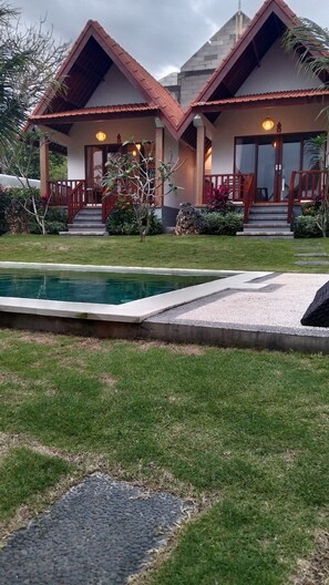 Deluxe Double Room, Pool View | Meja sambut tetamu