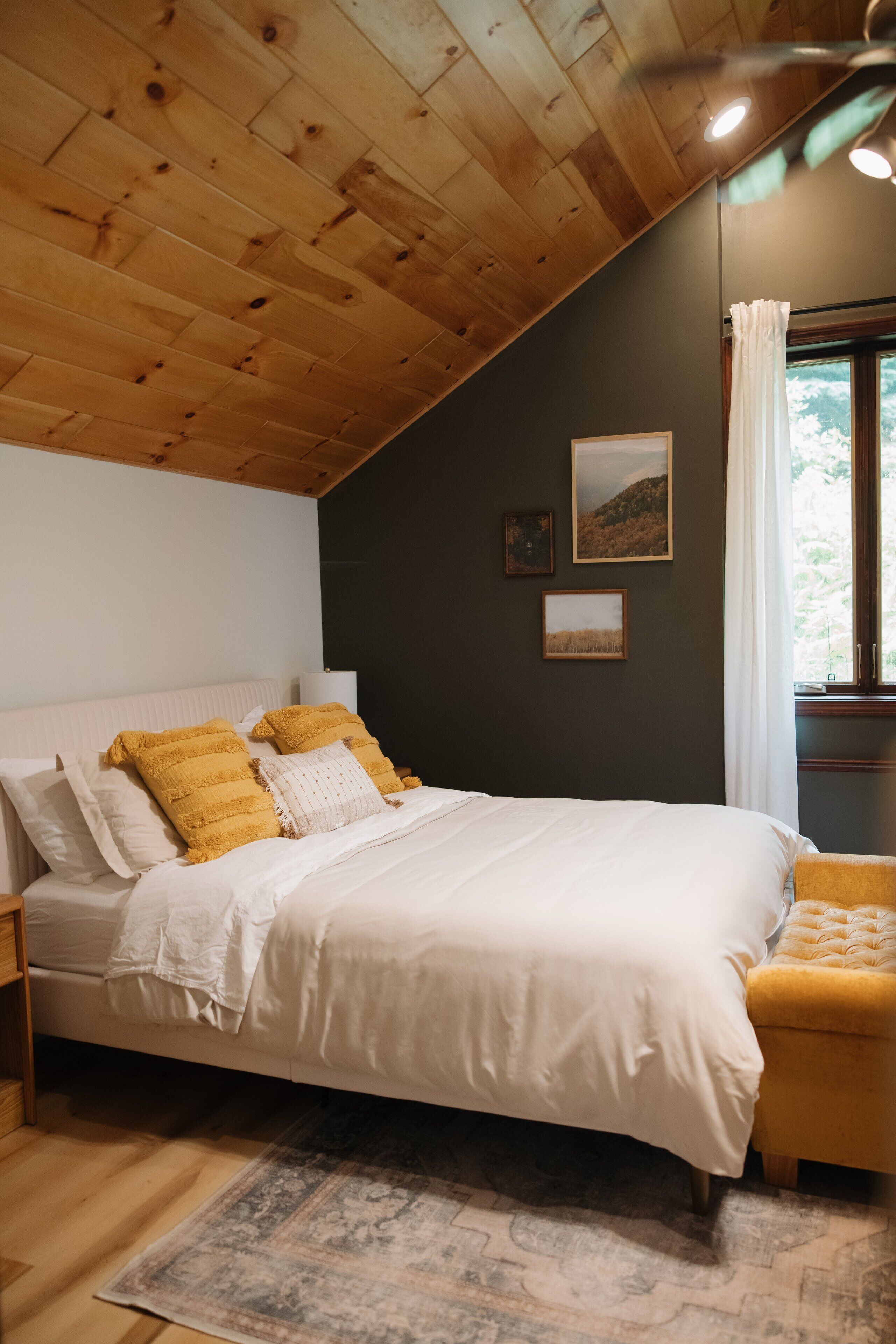 Työpöytä, silitysrauta/-lauta, ilmainen Wi-Fi, vuodevaatteet