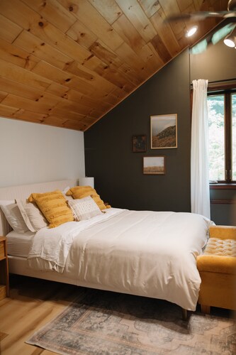 6M "Morninstar": A curated A-Frame experience for outdoor lovers