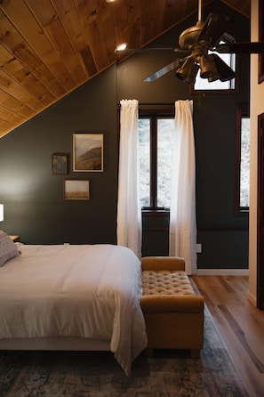 Työpöytä, silitysrauta/-lauta, ilmainen Wi-Fi, vuodevaatteet