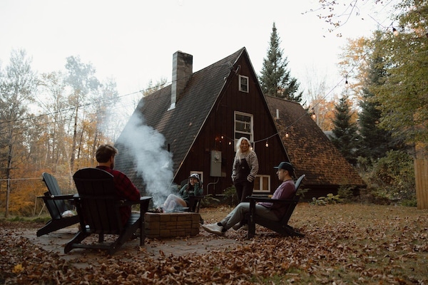 Morningstar is a cozy A-frame retreat in Bethlehem, in the heart of the White Mountains, perfectly curated for the outdoor lovers