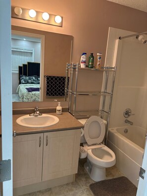 Douche, serviettes fournies, savon, papier toilette