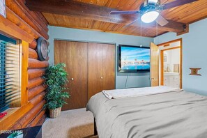 Escritorio, tabla de planchar con plancha, wifi y ropa de cama 