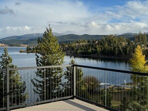 Property grounds - Cozy Georgetown Lakefront Cabin with Private Dock that Sleeps 6-8 (Anaconda)
