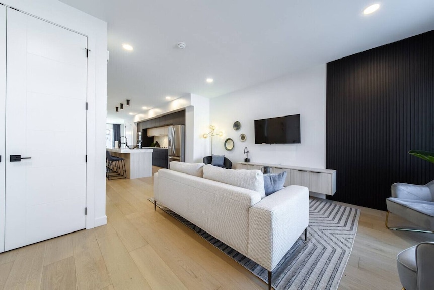 Skyline Serenity | Hottub | Rooftop Patio |Central - Edmonton, Canada
