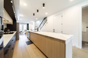 Refrigerador, microondas, horno y parrilla de estufa 