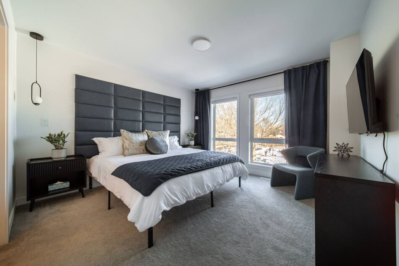 4 habitaciones, escritorio y tabla de planchar con plancha 