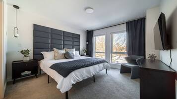 4 habitaciones, escritorio y tabla de planchar con plancha