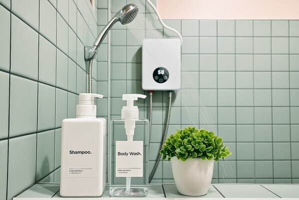 Dusche, Haartrockner, Handtücher, Seife