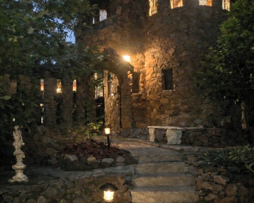 Tamborine Mountain Botanical Castle – Beside Botanic Gardens + Fireplace