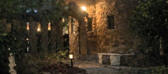 Tamborine Mountain Botanical Castle – Beside Botanic Gardens + Fireplace