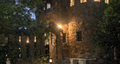 Tamborine Mountain Botanical Castle – Beside Botanic Gardens + Fireplace