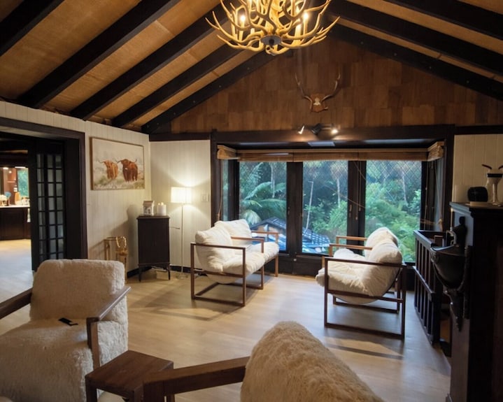 The Botanical Castle Mt Tamborine Family Retreat, Sleeps 8, Fireplace & Views - Gold Coast
