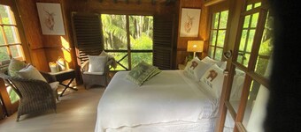 Tamborine Mountain Botanical Castle – Beside Botanic Gardens + Fireplace