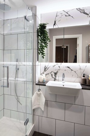 Shower, towels, shampoo - Laundry room - Gym - 1GB WiFi : StayCozy (Croydon)