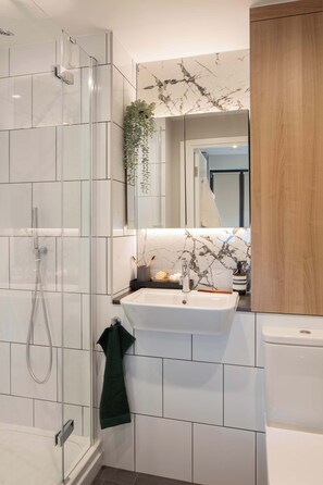 Shower, towels, shampoo - Podcast studio access  - Workspace : StayCozy (Croydon)