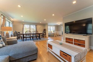 Living area - Acadia Woodland Retreat | Hot Tub & Outdoor Shower (Trenton)
