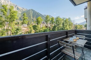 Outdoor dining - Chamonix Sud - Grepon 104, Chamonix, France (Chamonix)