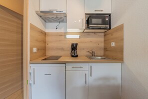 Kaffetrakter/tekoker, kjøleskap, mikrobølgeovn og kokeplater