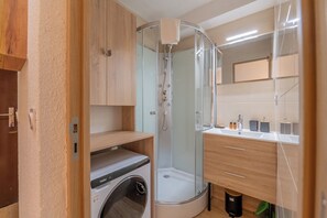 Shower, hair dryer, towels - Chamonix Sud - Grepon 104, Chamonix, France (Chamonix)