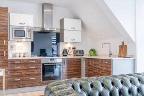Fridge, microwave, oven, stovetop - 9 Aspire  -  Family break that sleeps 4 guests  in 2 bedrooms (York)