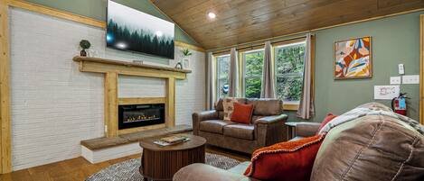 Smart TV, chimenea y videojuegos