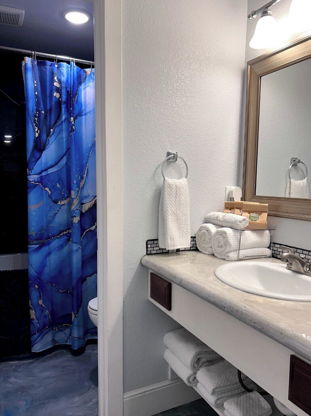 Towels, soap, shampoo, toilet paper